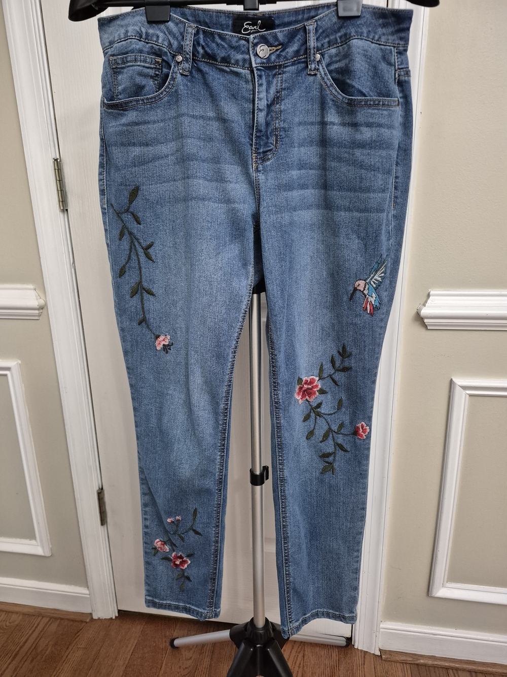 Earl Jeans Women's Blue Straight Leg Jeans Floral & Hummingbird Embroidery 10